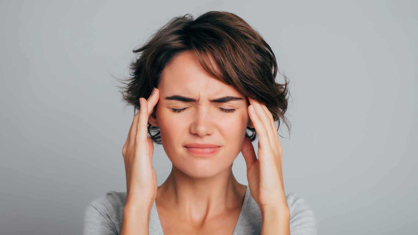 حيلة بسيطة يمكنها تخفيف آلام الصداع النصفي مؤقتًا