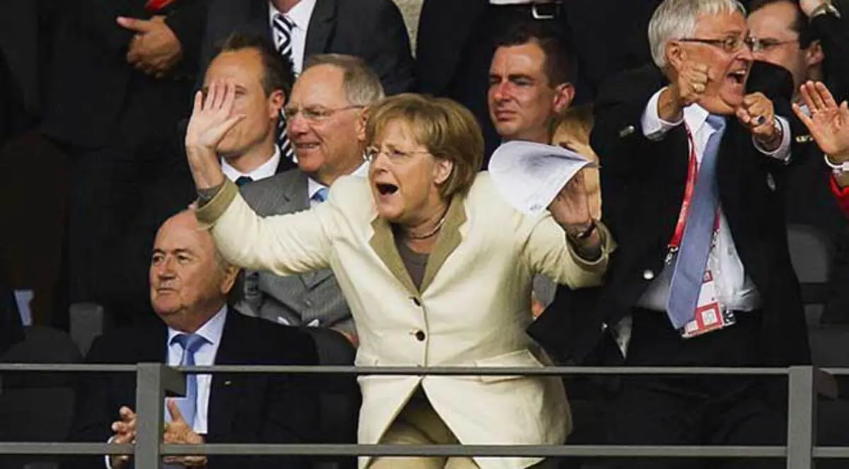 أنجيلا ميركل تحضر لقاء ألمانيا والبرتغال في المونديال