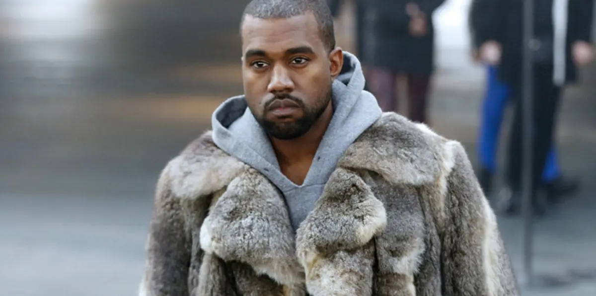 كاني ويست ينطلق للعالمية كمصمم أزياء ويفتتح منافذ بيع حول العالم