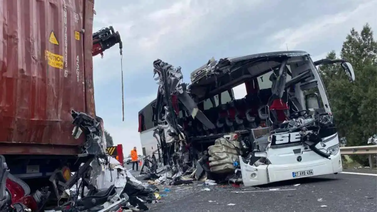 7 قتلى بتصادم حافلة وشاحنة في جنوبي تركيا (فيديو)