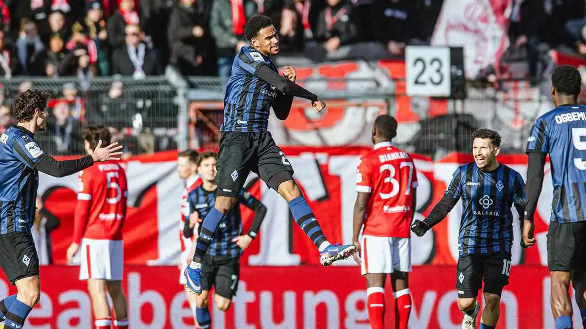 فضيحة تحكيمية في مباراة بدوري الدرجة الثالثة الألماني (فيديو)