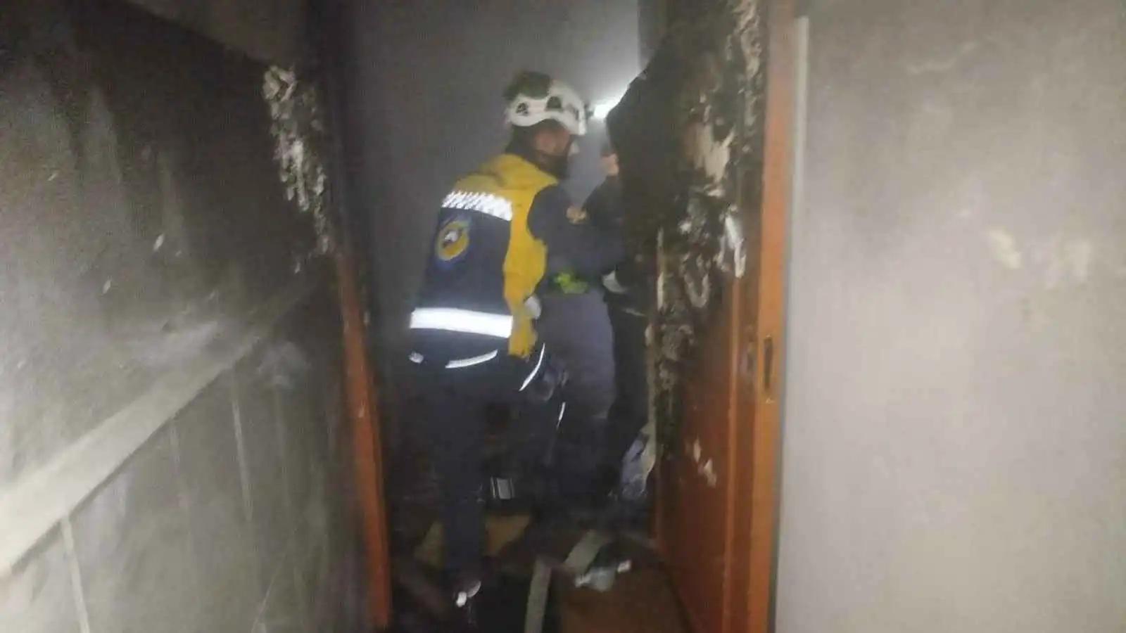 مصرع سوري إثر حريق أعقبه انفجار قنبلة يدوية في الرقة (فيديو وصور)