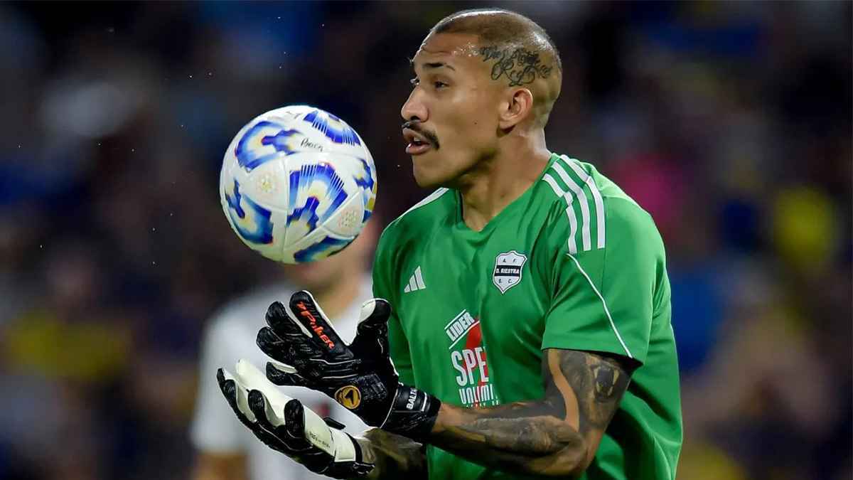 لقطة العام.. حارس مرمى يتسبب في أغرب هدف بشباك فريقه (فيديو)