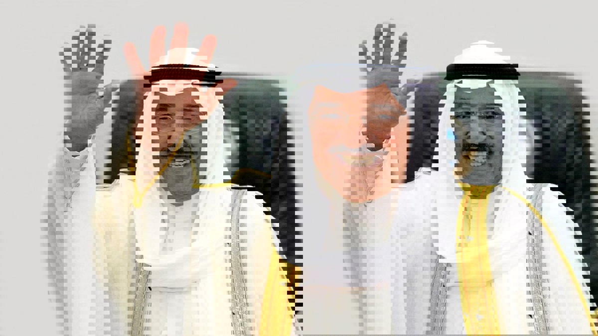 نحر عدد كبير من الإبل أمام قصر أمير الكويت احتفالًا بعودته (فيديو)