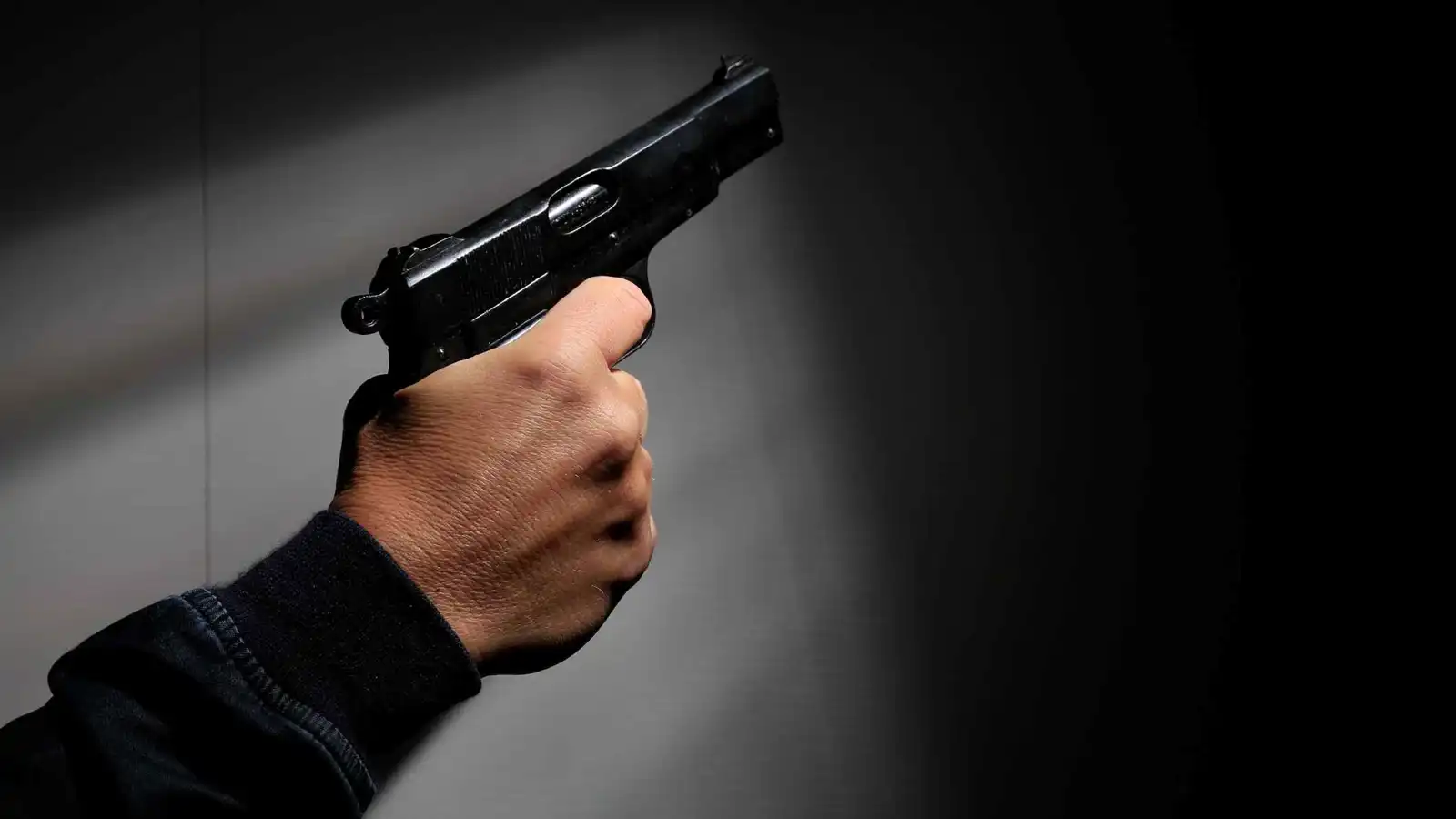 قتل شقيقته وأصاب زوجها في "جريمة مروّعة" بالبصرة