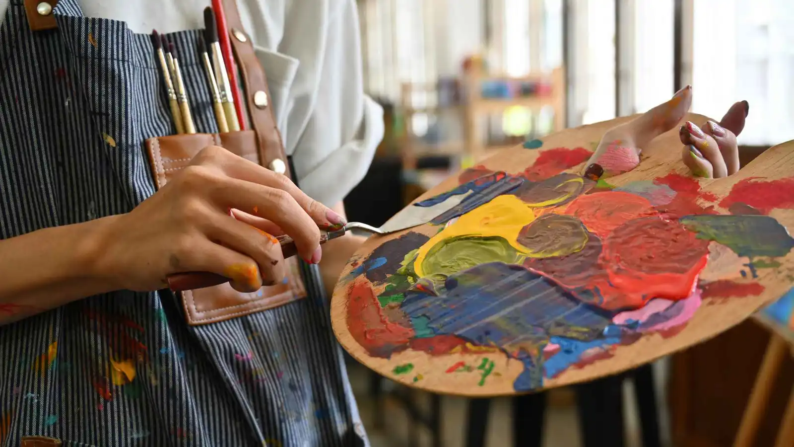 فنانة روسية ترسم لوحة لميخائيل شوفوتينسكي بأوراق الخريف