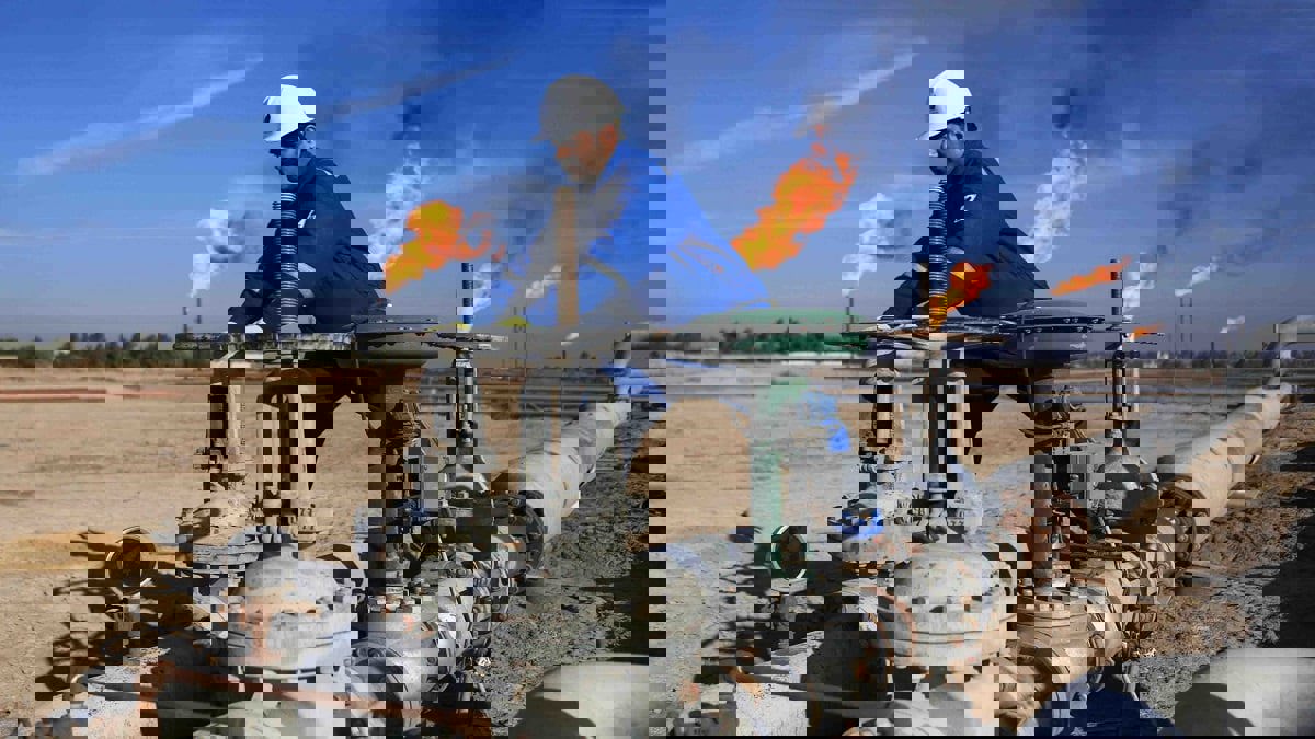 صعود أسعار النفط بفعل توقعات تخفيضات إنتاج الخام