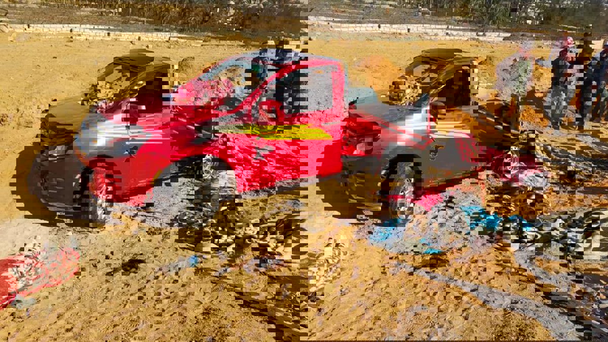 مصرع 10 أفراد بانقلاب سيارة محملة بالعمال في مصر 