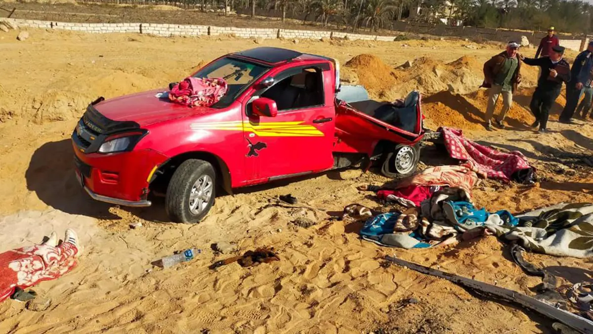 مصرع 10 أفراد بانقلاب سيارة محملة بالعمال في مصر 