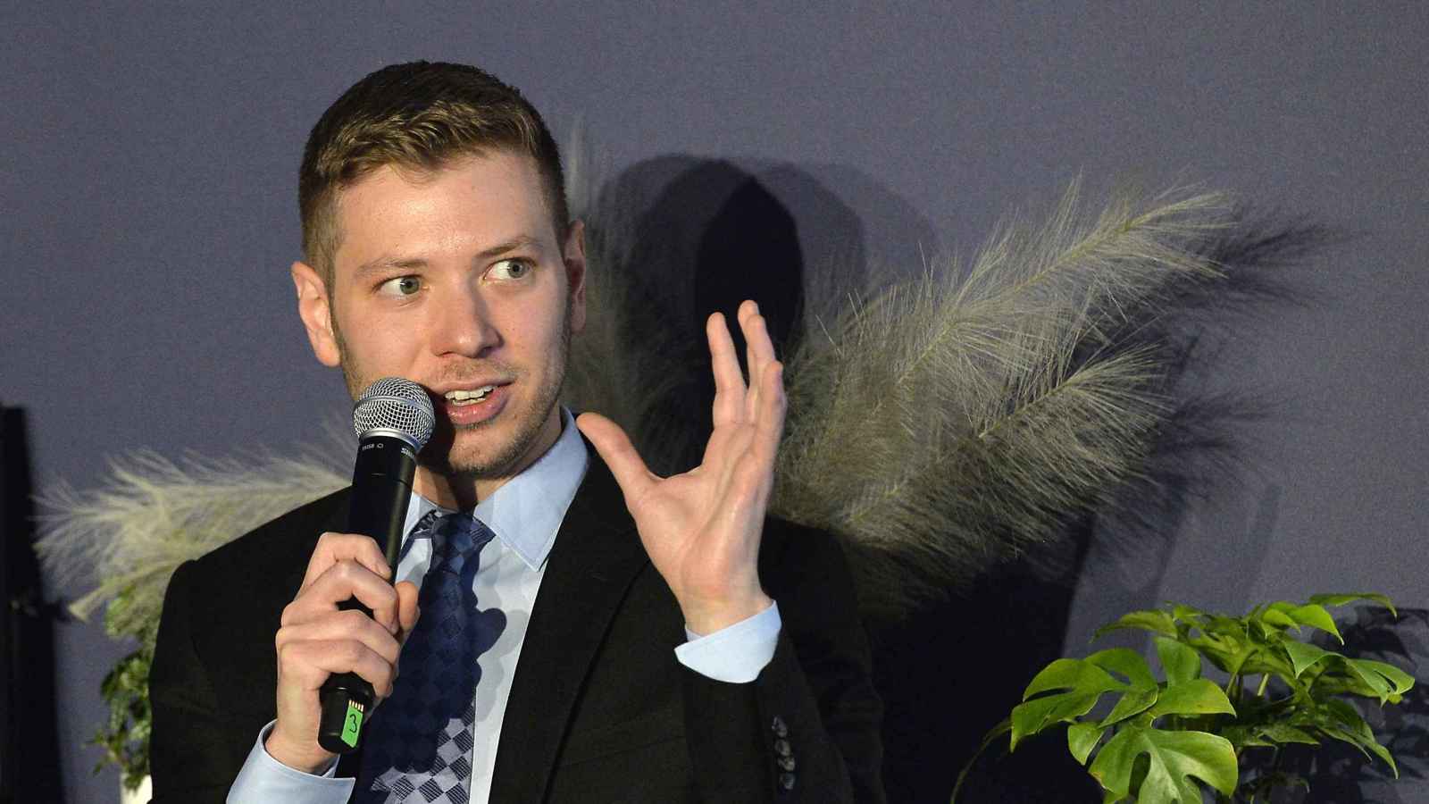 نجل نتنياهو يتهم بار بمحاولة تنفيذ انقلاب في إسرائيل