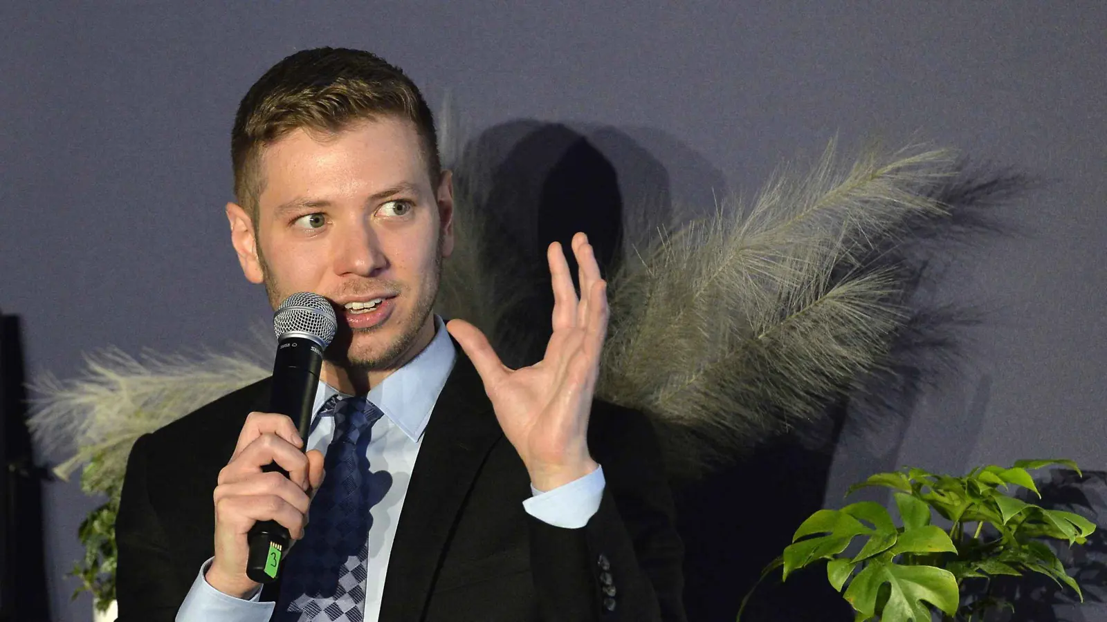 نجل نتنياهو يتهم بار بمحاولة تنفيذ انقلاب في إسرائيل