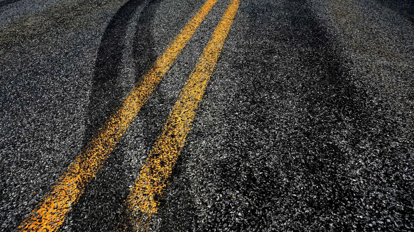 في مشهد مرعب ..نجاة طفل يمني بأعجوبة من الموت دهسا ( فيديو)