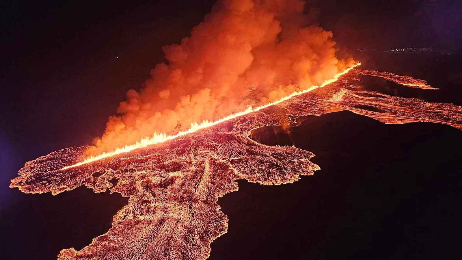 مشهد مهيب لثوران بركان في آيسلندا  (فيديو)