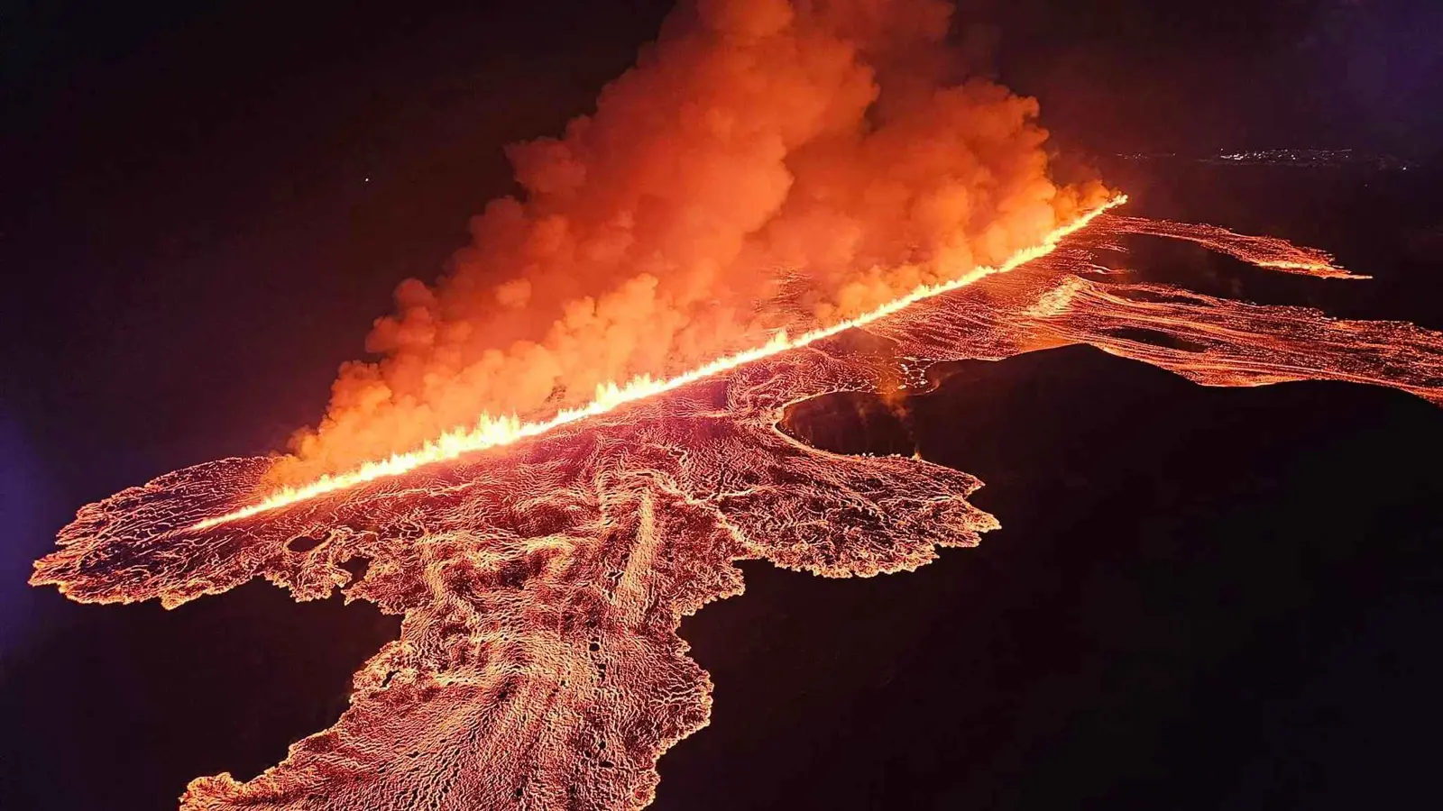 مشهد مهيب لثوران بركان في آيسلندا  (فيديو)