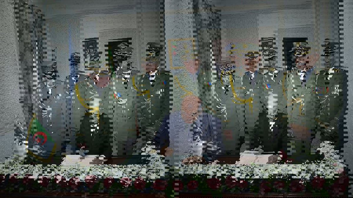 "موند أفريك": تبون يسعى لتعزيز التوافق داخل الجيش لإنهاء "صراع الجنرالات"