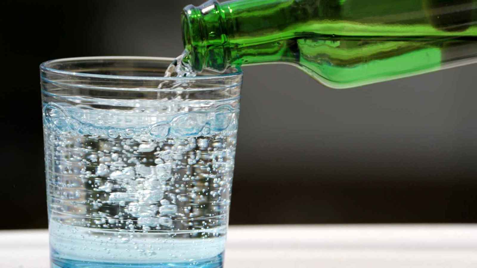 "بشرط الاعتدال".. فوائد شرب المياه الغازية عند الإفطار