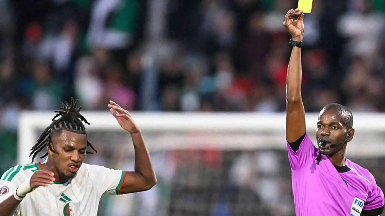 تصرف مثير للجدل من حكم لقاء نيجيريا تجاه لاعبي الجزائر (فيديو)