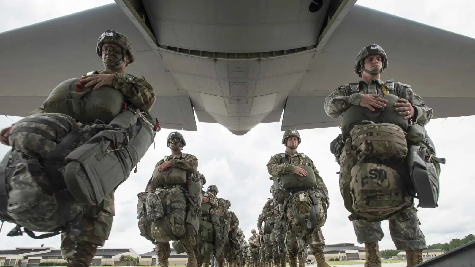 للسيطرة على "خرج".. واشنطن تدرس إشراك قوات مظليين في حرب إيران