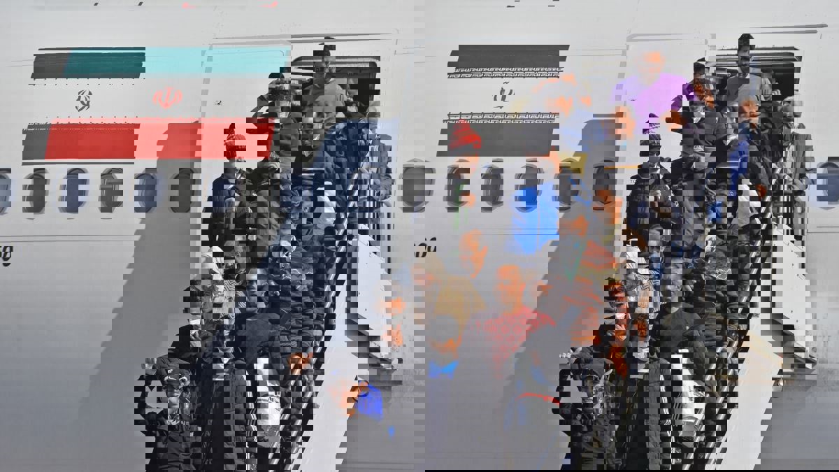 إيران تحظر السفر بين المدن وتمدد تعليق الدراسة