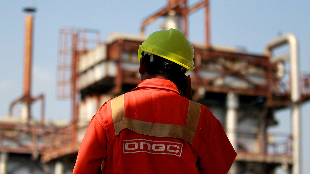 استطلاع: تخمة المعروض وتباطؤ النمو يثقلان كاهل أسعار النفط في 2019