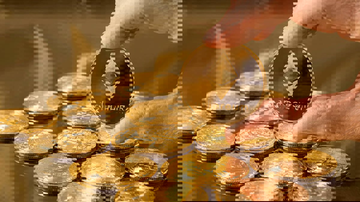 تقرير: "بيتكوين" تفقد مكانتها لدى المستثمرين لصالح عملة "إيثريوم"