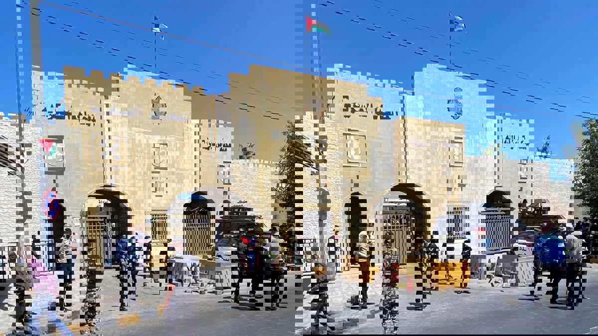 الأردن.. "أمن الدولة" تقضي بسجن عوني مطيع 20 عاما بـ"قضية التبغ"