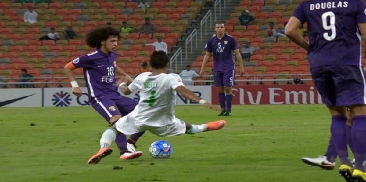 دوجلاس يقود العين الإماراتي للفوز على الأهلي السعودي