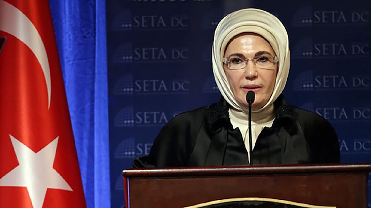 متناسية حياتها الباذخة.. زوجة أردوغان تنتقد "ثقافة الاستهلاك"