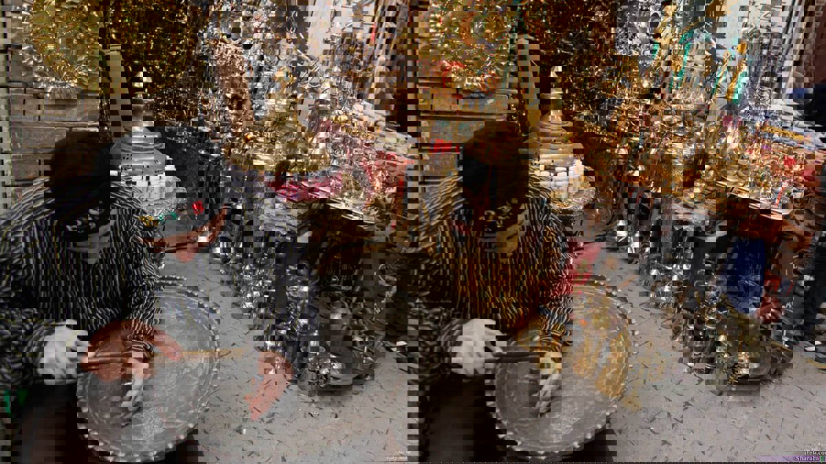 النقش على المعادن.. حرفة تقليدية تقاوم شبح الاندثار في تونس