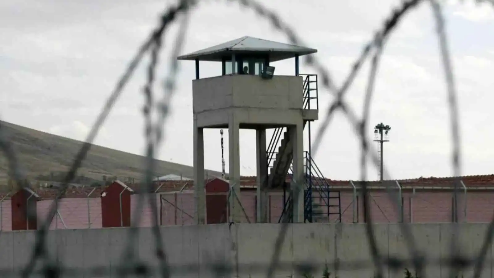 قصف يستهدف أخطر سجون العراق.. هل يتكرر سيناريو هروب معتقلي "داعش"؟