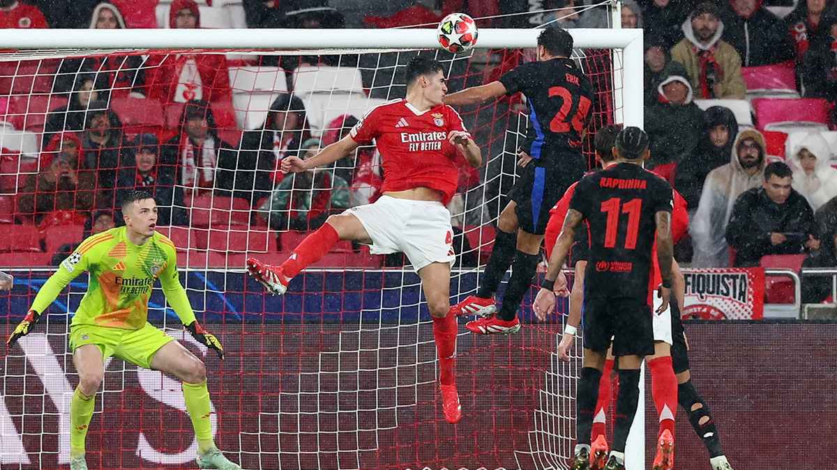 متهم بالرشوة.. "وصمة عار" في تاريخ حكم مباراة برشلونة وبنفيكا