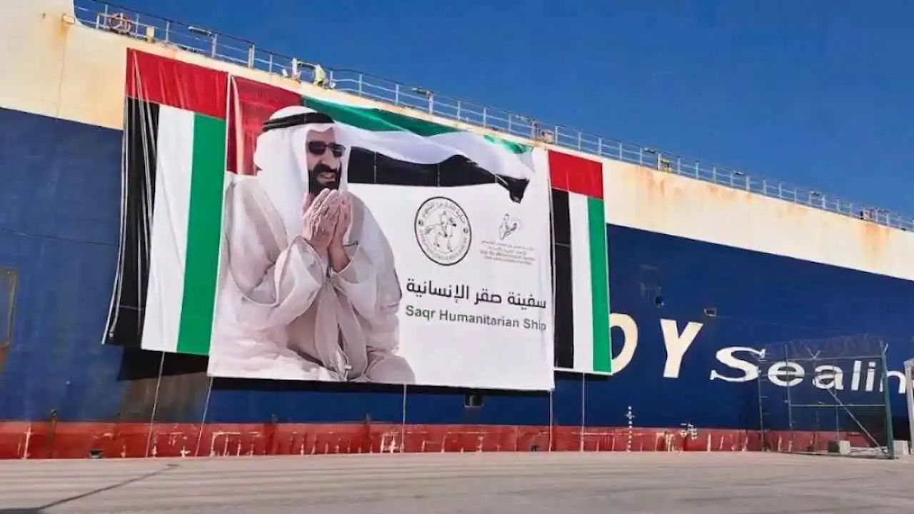 سفينة "صقر الإنسانية" تبحر من الإمارات إلى غزة بأطنان المساعدات (فيديو)
