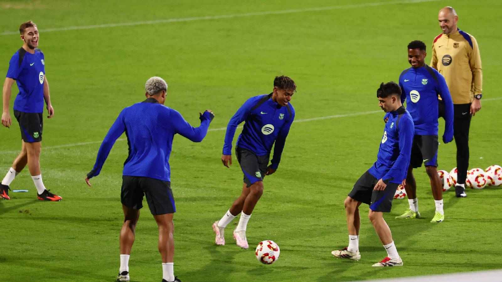 نجم برشلونة يؤدي مناسك العمرة قبل مباراة ريال مدريد (فيديو)