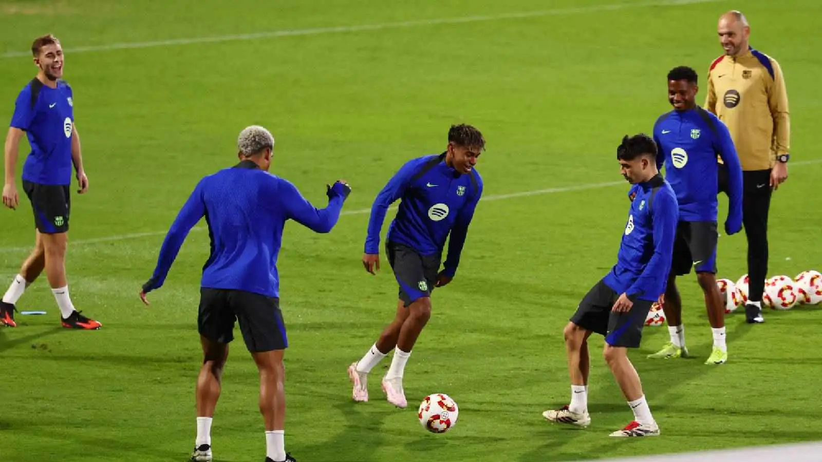 نجم برشلونة يؤدي مناسك العمرة قبل مباراة ريال مدريد (فيديو)