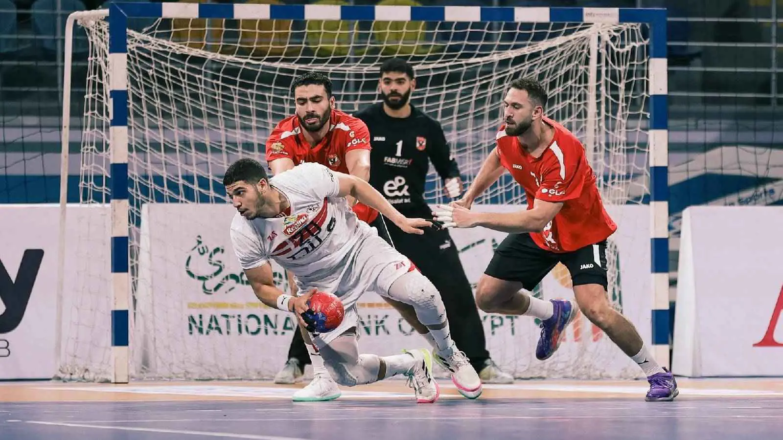 تهرب من مباراة الأهلي.. رد رسمي من الزمالك على رحيل مدرب فريق اليد (صور)