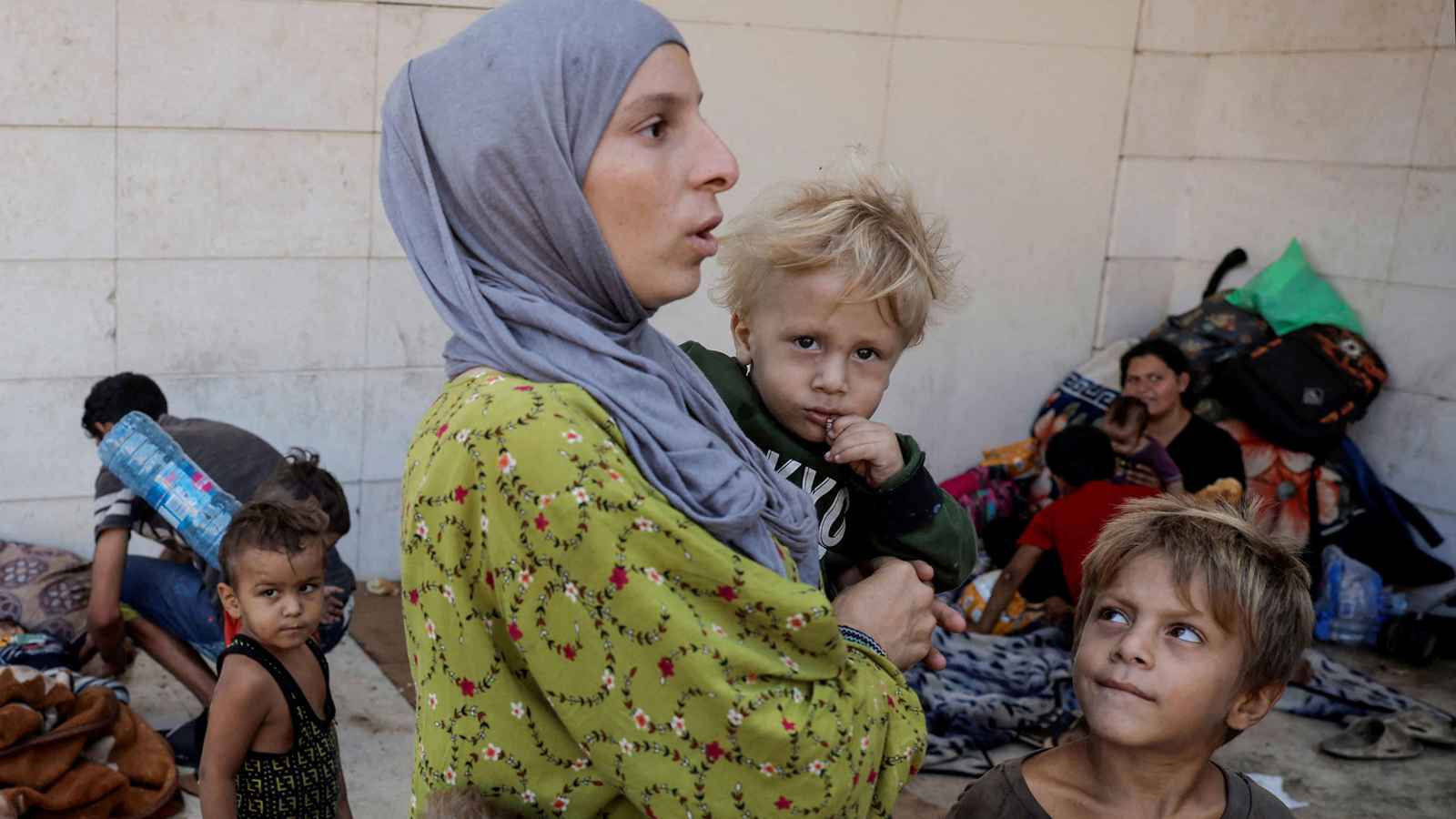 الآلاف بلا مأوى.. بيروت "تختنق" برائحة الموت (صور)