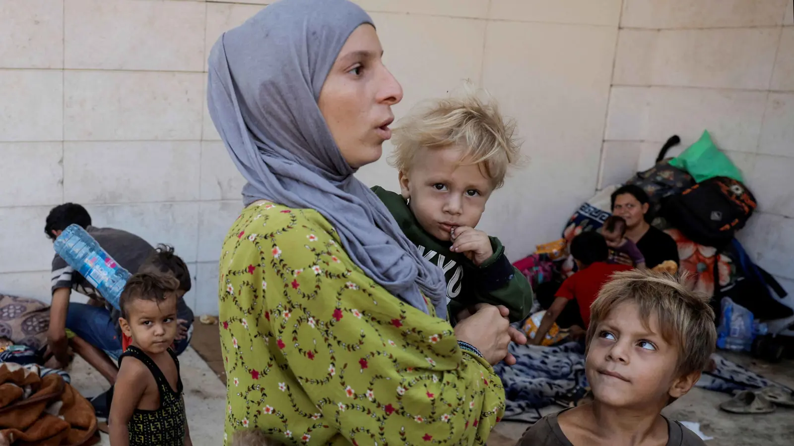 الآلاف بلا مأوى.. بيروت "تختنق" برائحة الموت (صور)