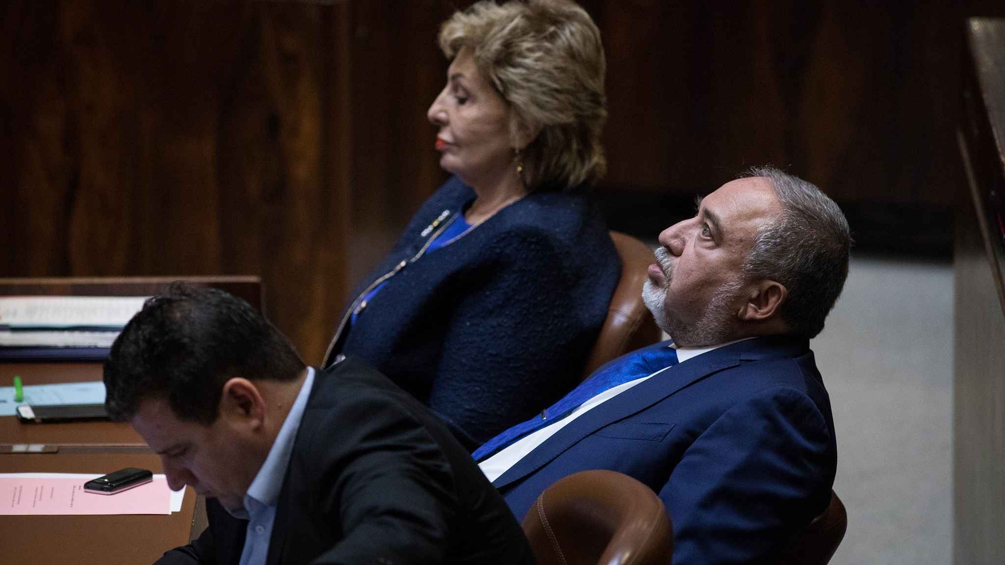 واللا: ليبرمان وأيمن عودة قادران على إنقاذ إسرائيل