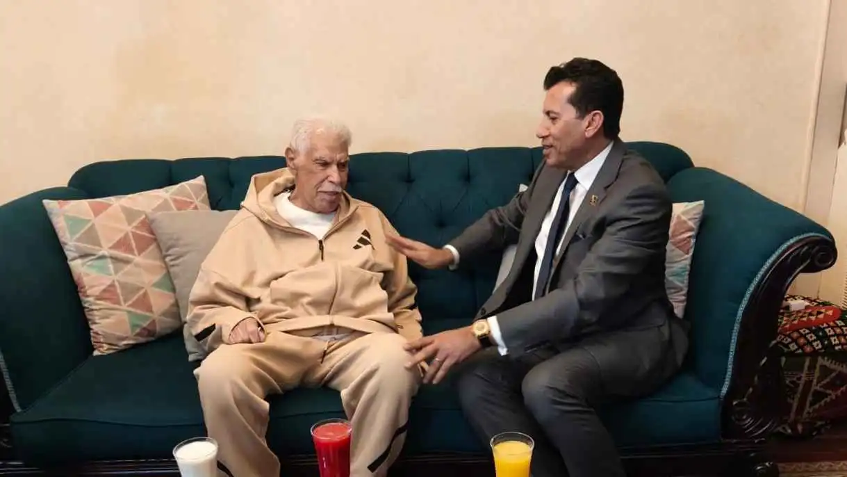 أول ظهور لحسن شحاتة بعد العملية الجراحية (صور)