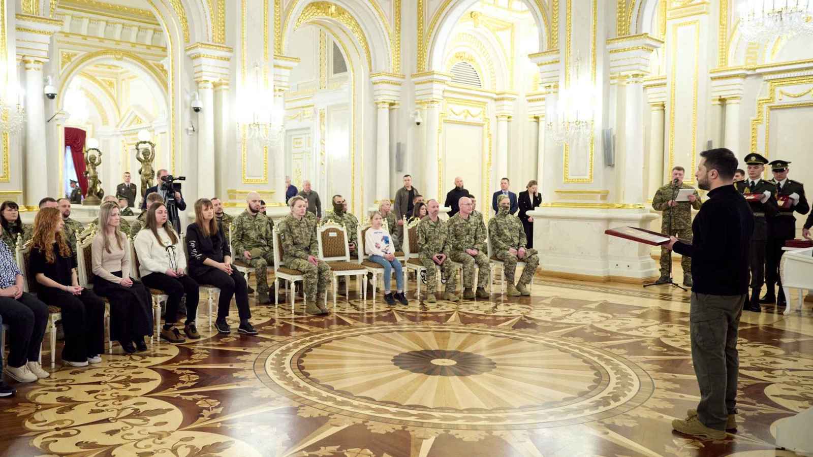 زيلينسكي يعيّن فريقه المفاوض في محادثات السلام