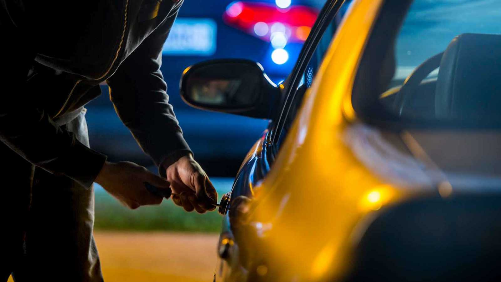 رجل يفبرك سرقة سيارته للهروب من التسوق مع زوجته