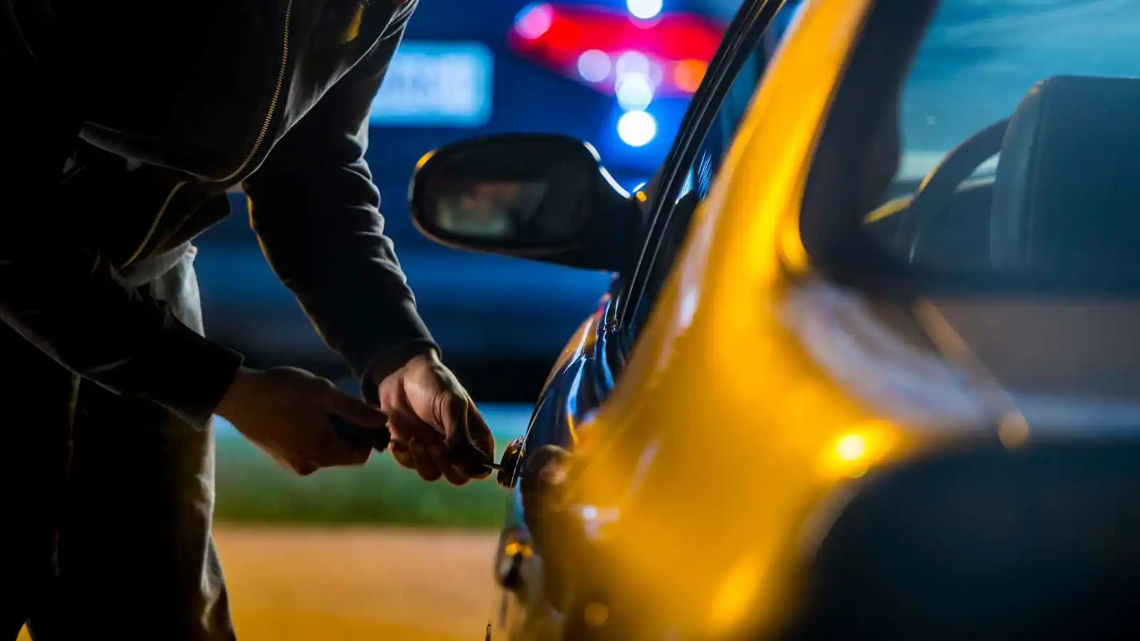 رجل يفبرك سرقة سيارته للهروب من التسوق مع زوجته