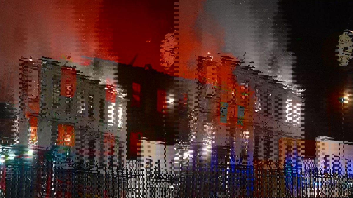 يضم لاجئين أوكرانيين.. حريق هائل يبتلع فندقا تاريخيا في بريطانيا