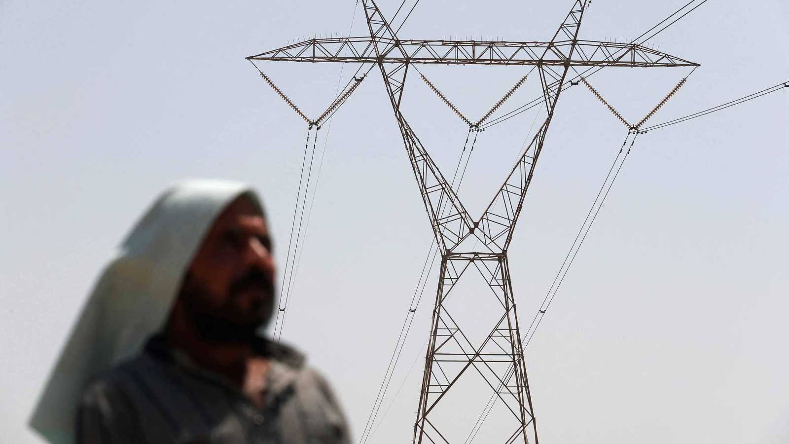 بدء عودة الكهرباء إلى العراق تدريجيا بعد انقطاع طارئ