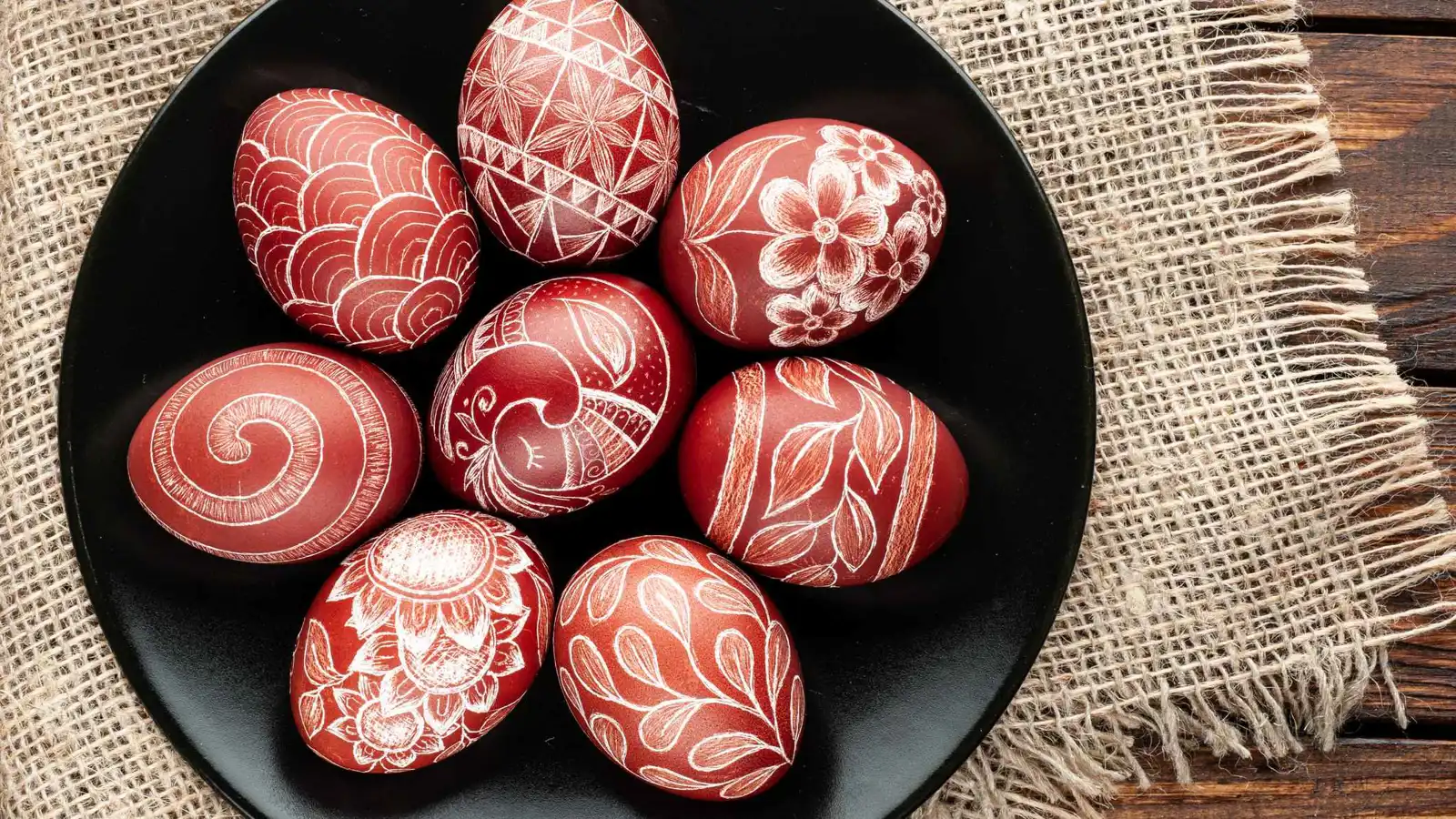 "درسانكي".. تقليد يحوّل بيض الفصح إلى قطع مذهلة (فيديو)