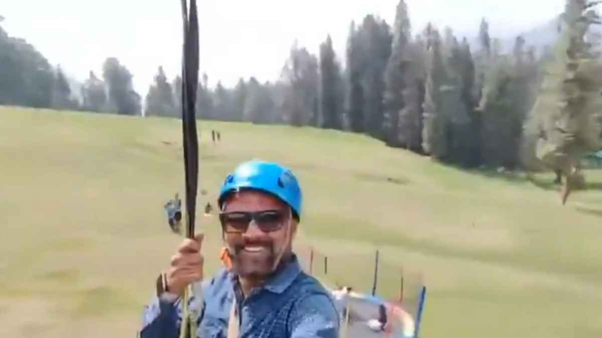 فيديو صادم.. سائح يمر فوق هجوم كشمير دون علمه بالمجزرة أسفله