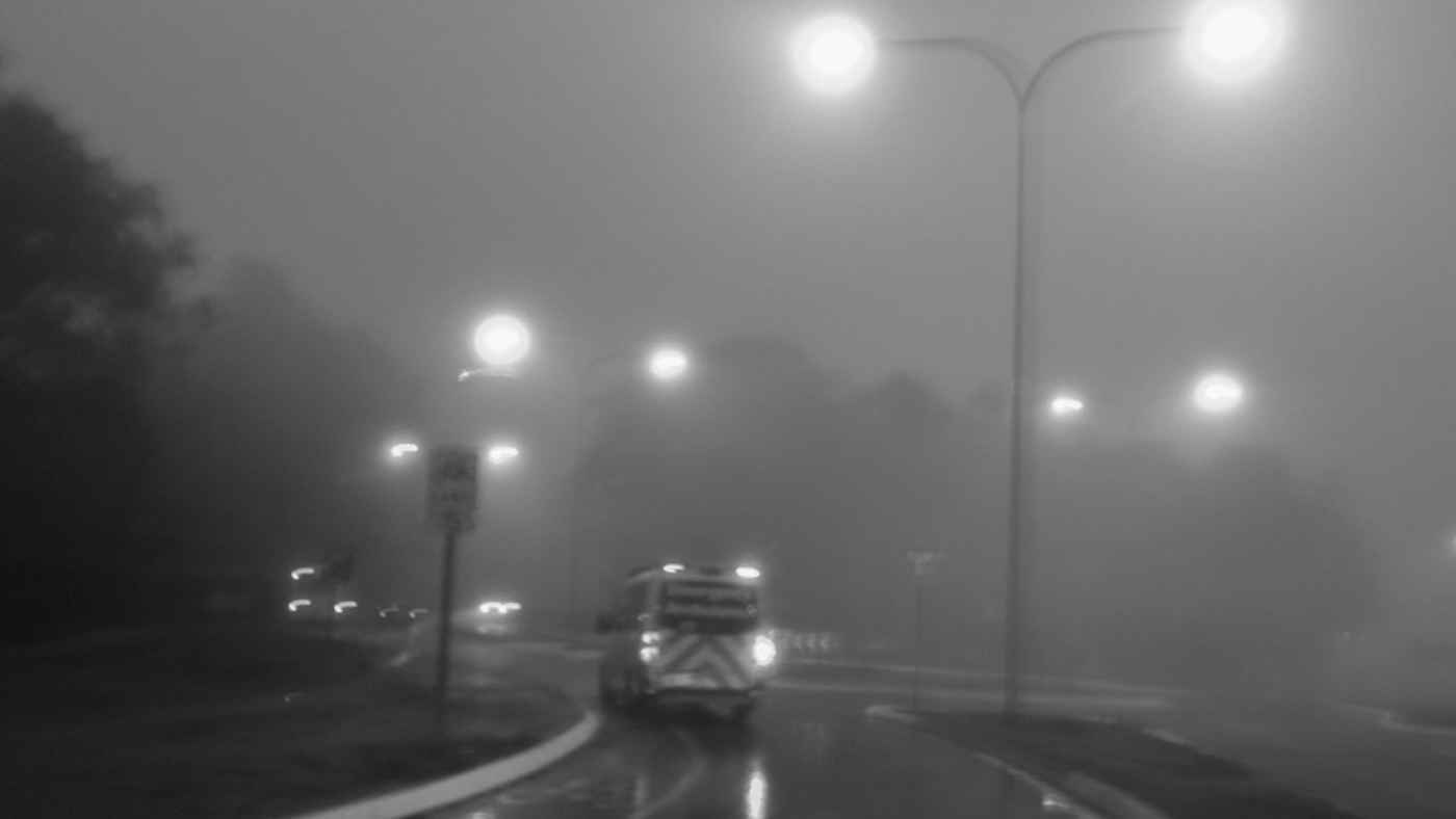 بسبب الضباب.. مصرية تضع طفليها التوأم على الطريق (صور)