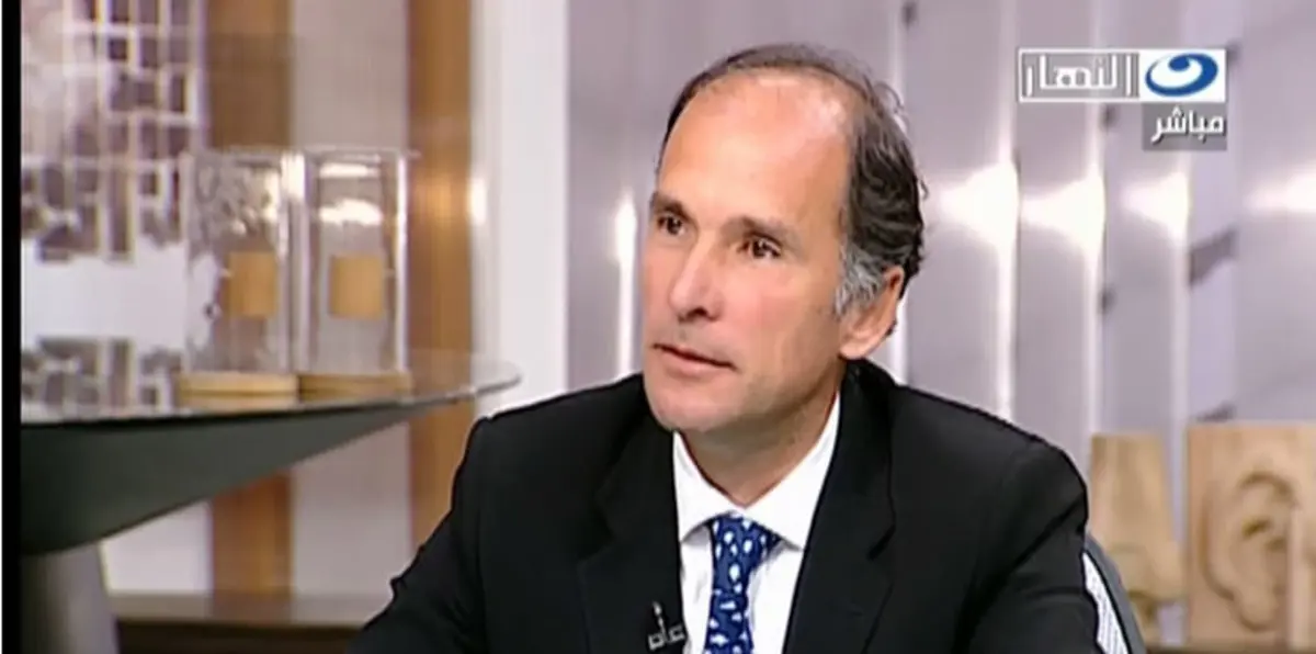 نجل هيكل الهارب يتلقى العزاء في والده.. ووفد إيران يشارك