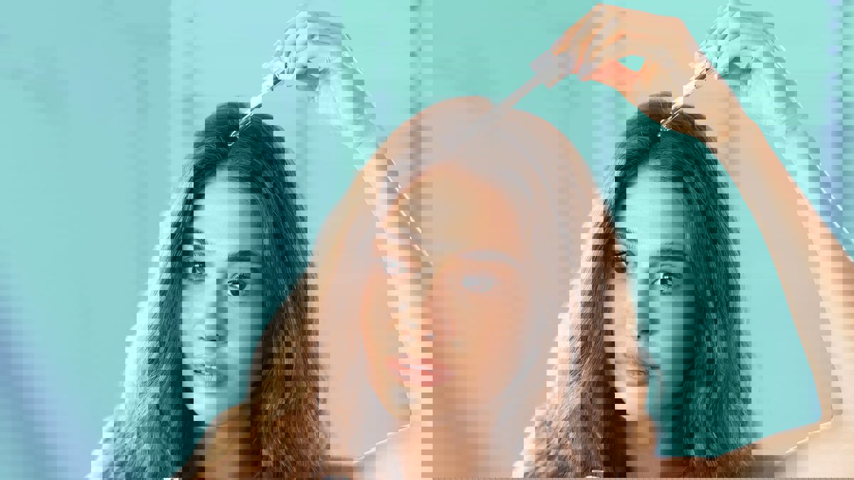 هل يدعم زيت إكليل الجبل حقًا نمو الشعر؟