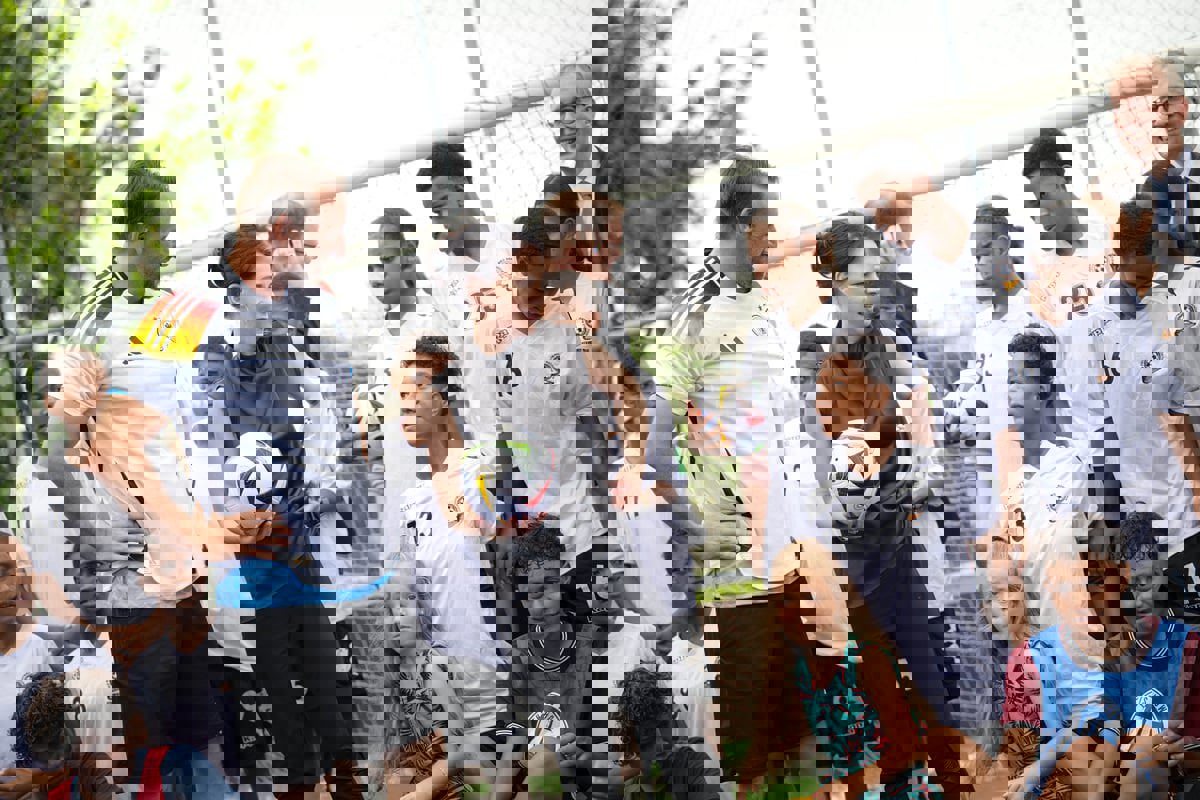 وزيرة الخارجية الألمانية تهدر ركلة جزاء أمام فيجي (صور)